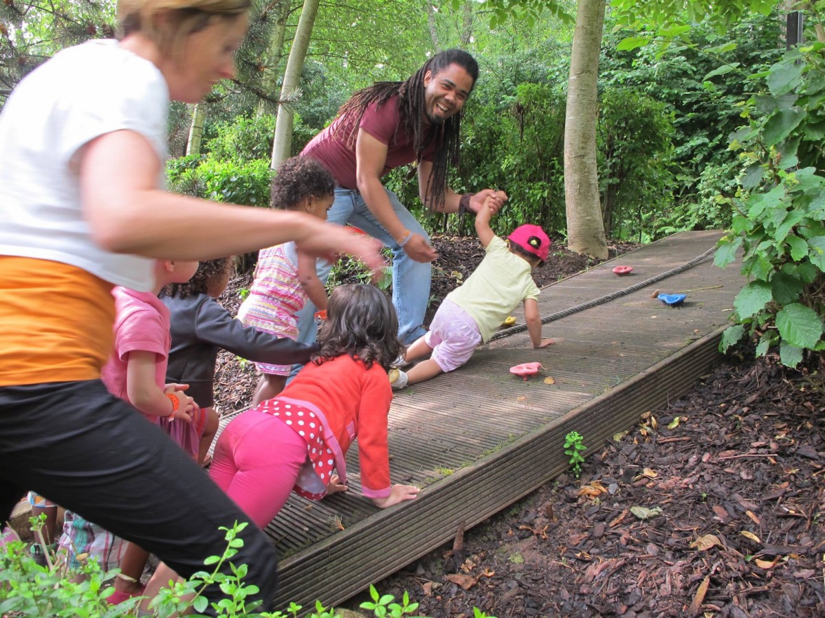Considérer le bébé comme une personne et un partenaire